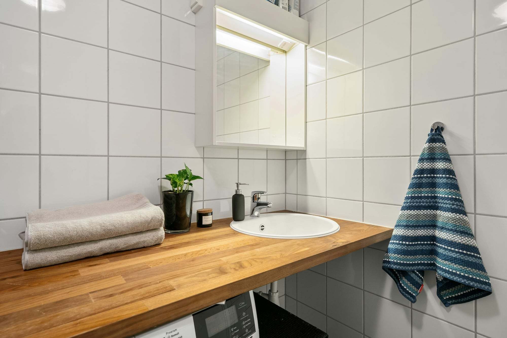 Helles Badezimmer mit Holzablage