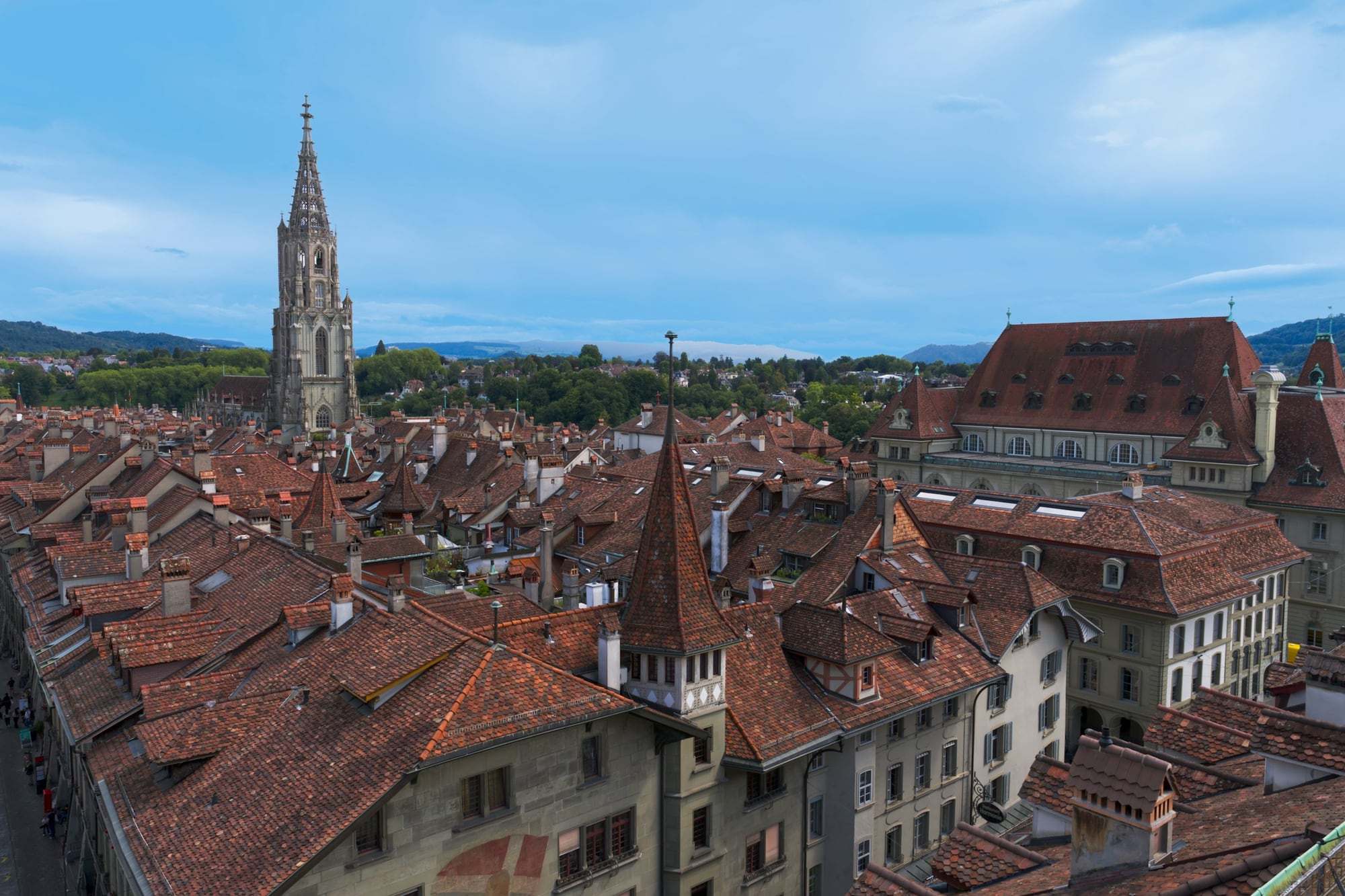 Blick über die Dächer der Berner Altstadt mit dem Münster