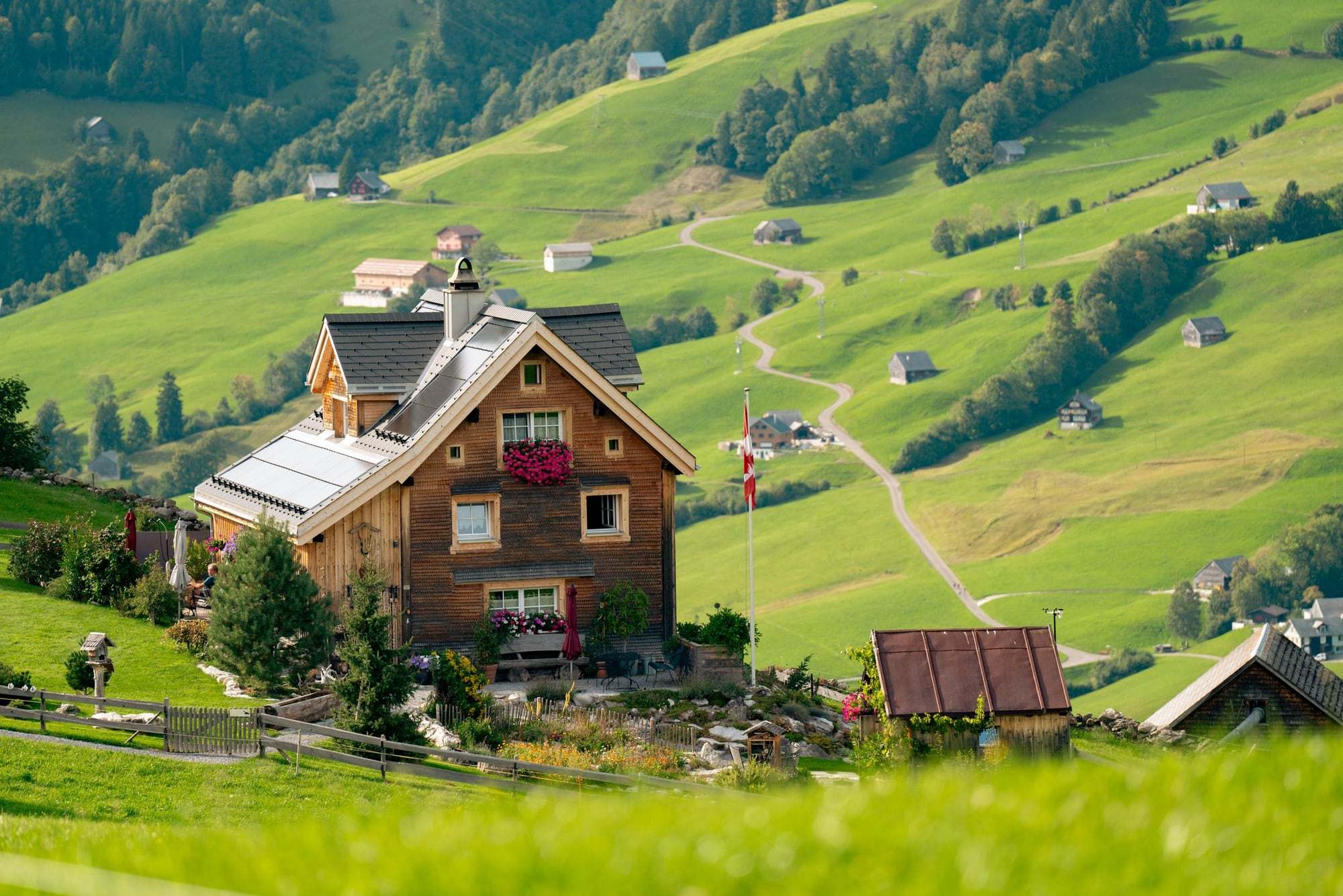Holzhaus in einer Bergwiese