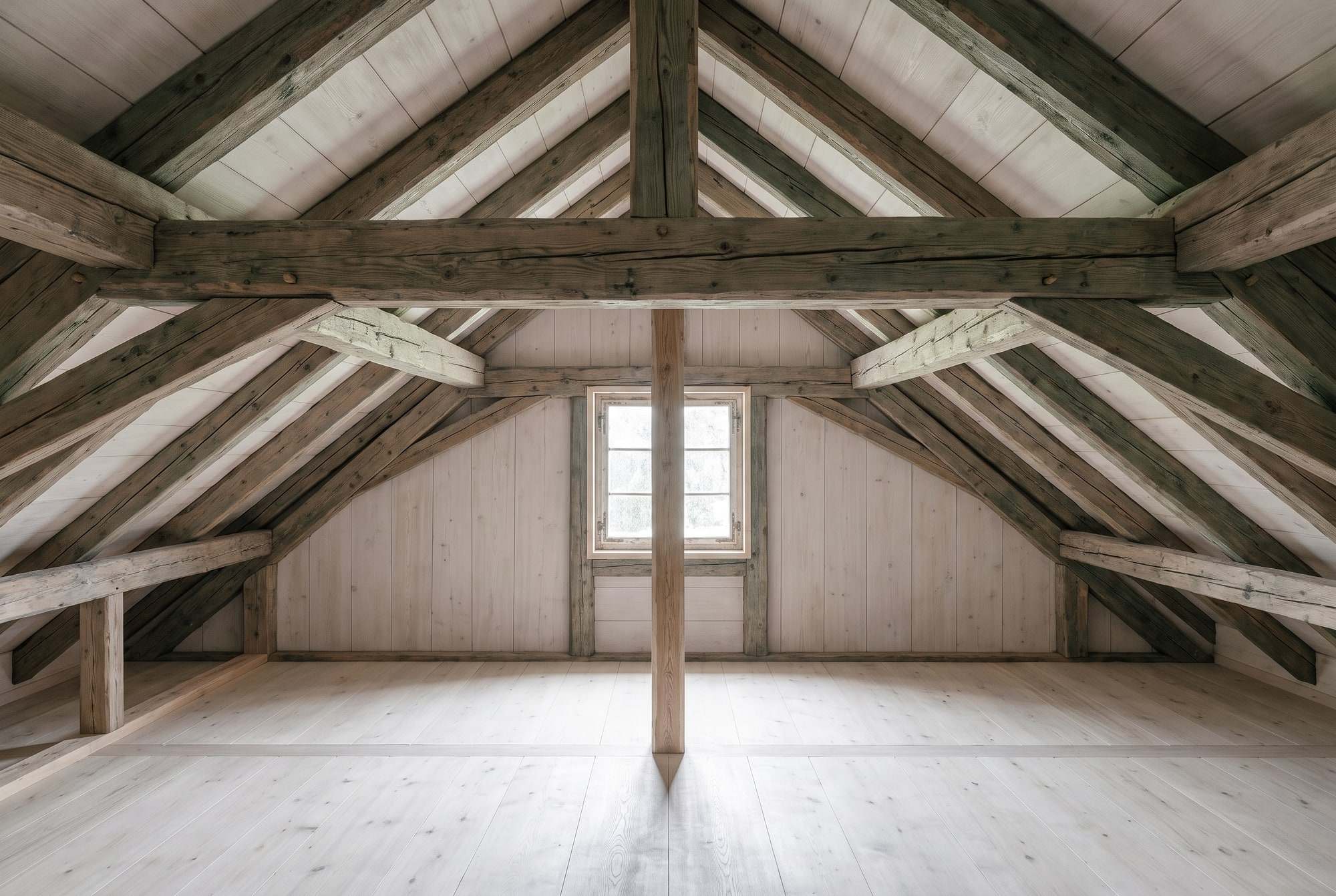 Alter Dachstuhl aus Holz