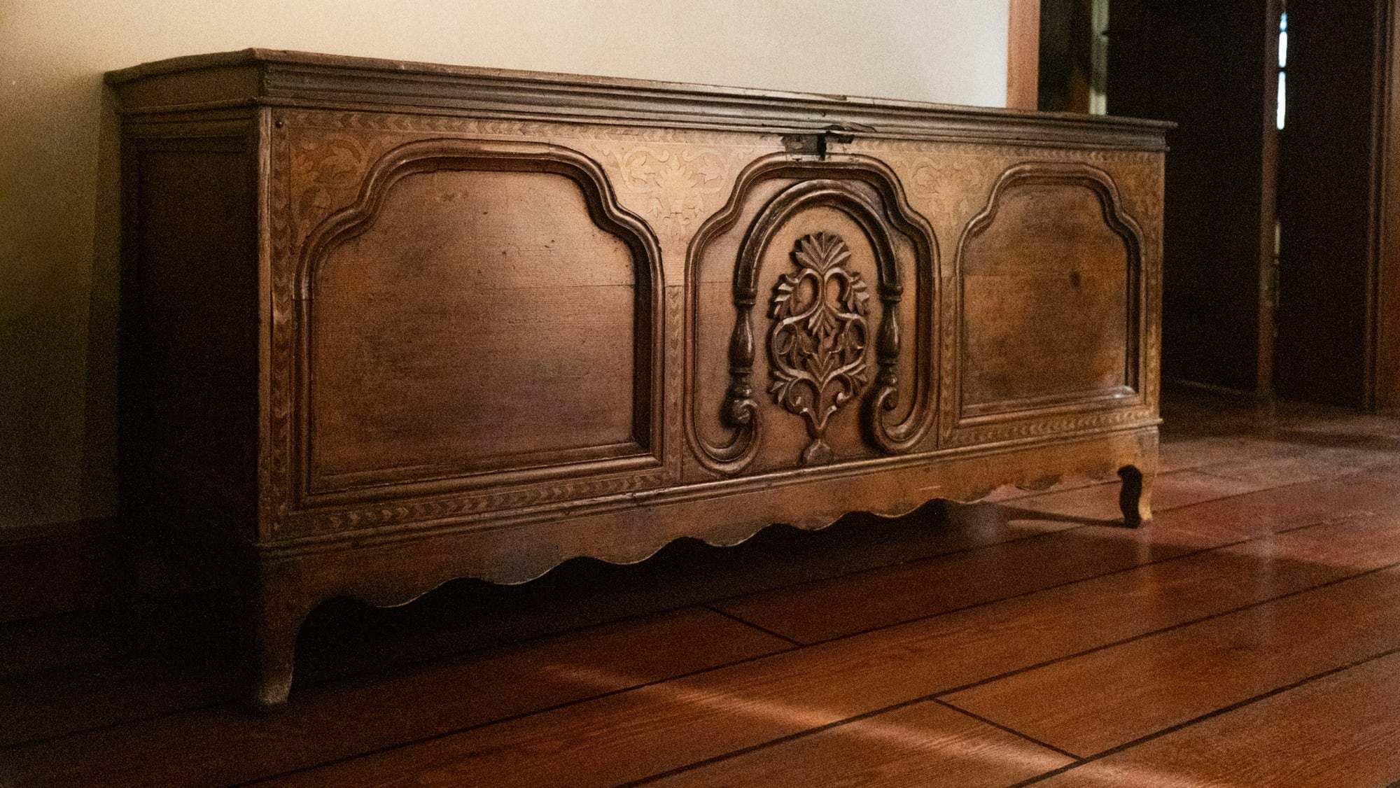 Alte geschnitzte Holztruhe