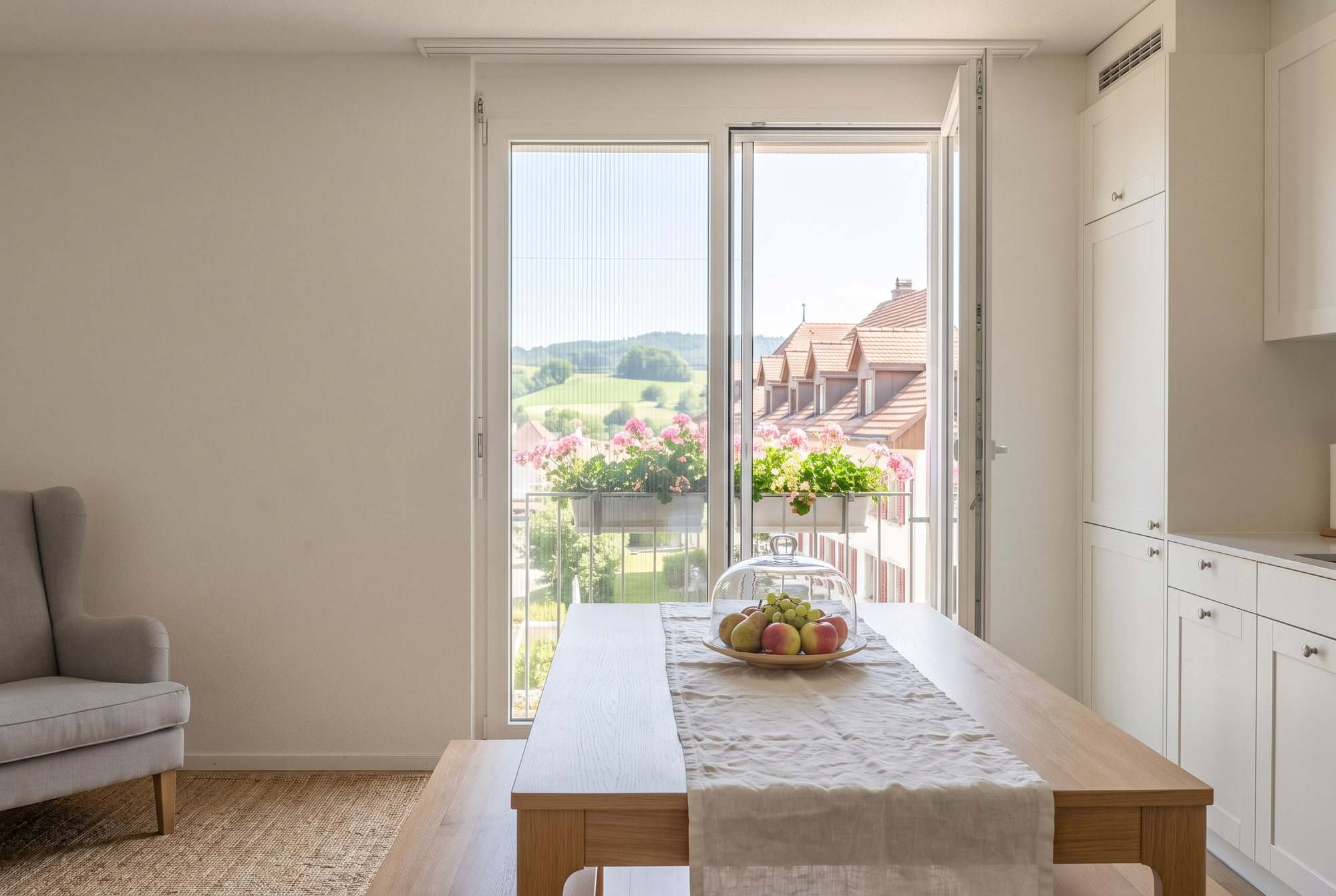 Wohnküche mit grossem Fenster