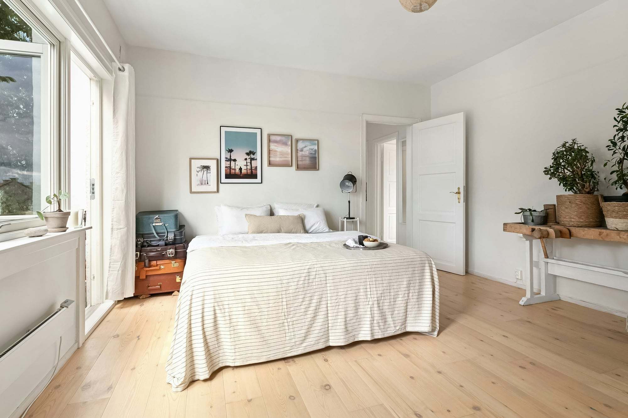 Heller Wohnraum mit Bildern an der Wand